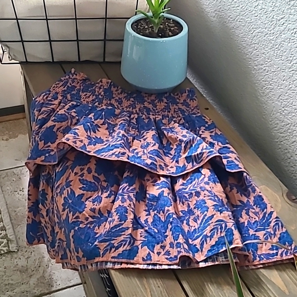 Women skirt new with tags size small.
